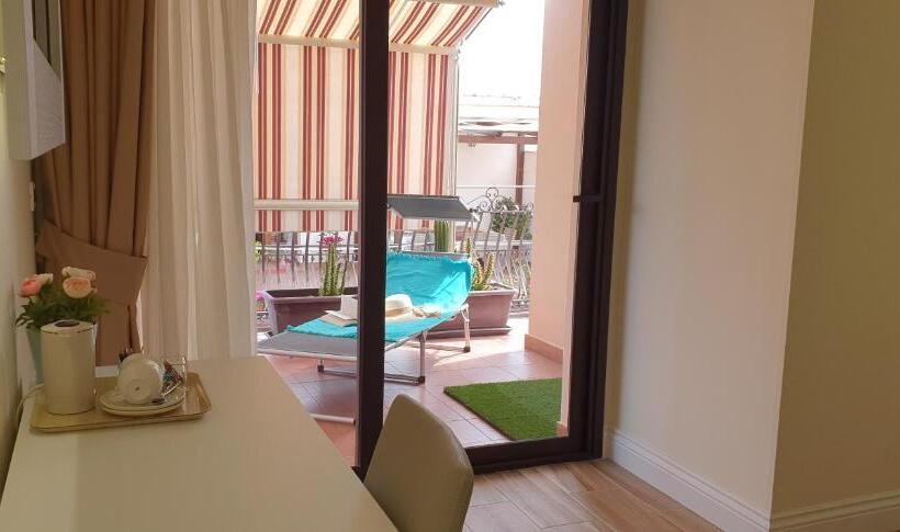 Quarto Deluxe com Terraço, Ines Bed And Breakfast & Apartments