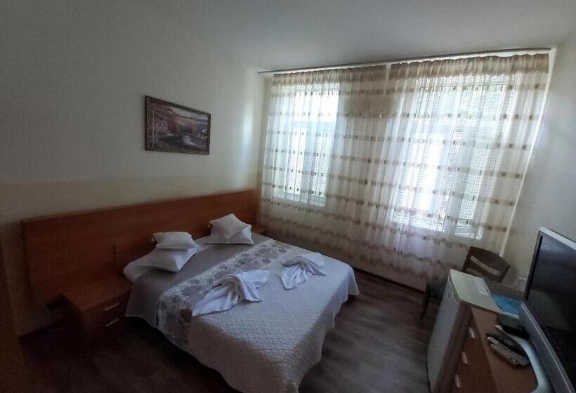 חדר משפחתי, Mirage Pleven