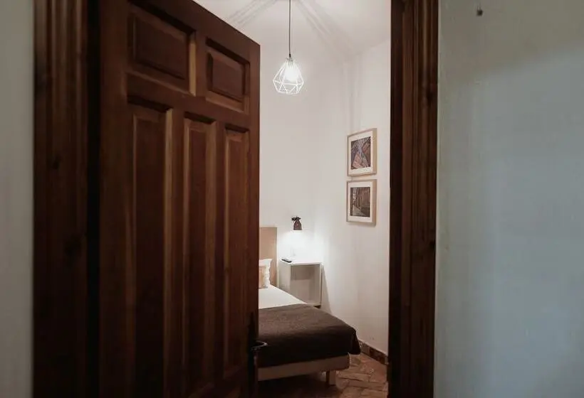 Perhehuone, Hostel Café Frenteabastos