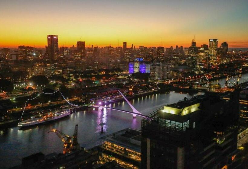 اتاق لوکس با چشم‌انداز شهر, Alvear Icon