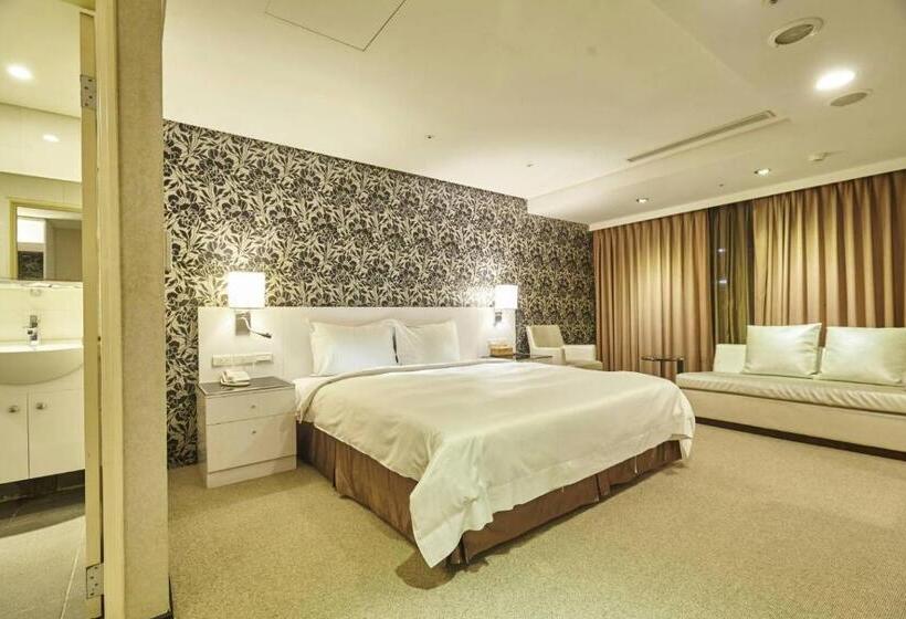 سوییت لوکس, Family Hotel Taipei