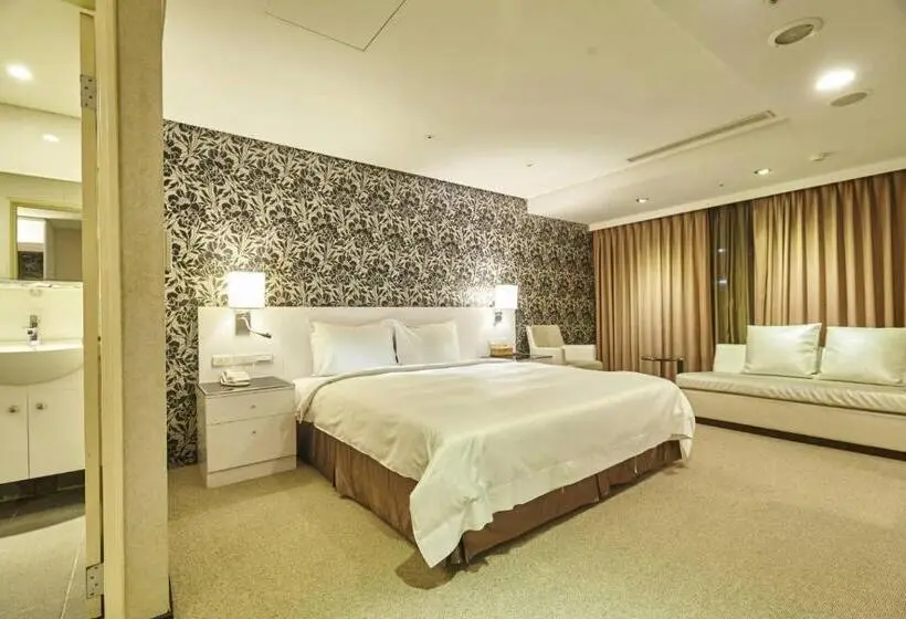 سوییت لوکس, Family Hotel Taipei