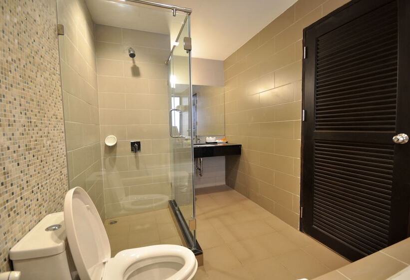 اتاق لوکس با چشم‌انداز استخر, J Inspired Hotel Pattaya