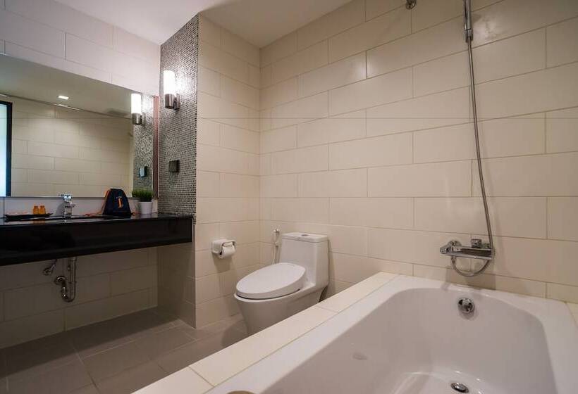 اتاق لوکس با چشم‌انداز استخر, J Inspired Hotel Pattaya