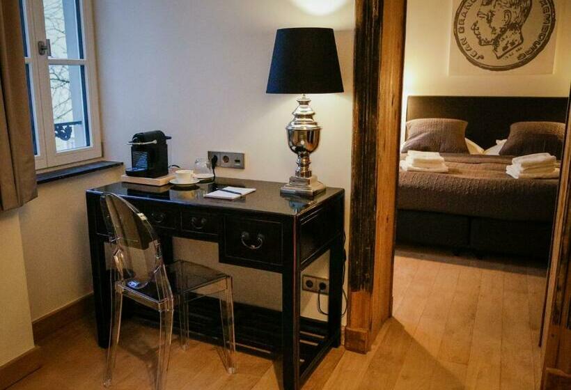 سوییت لوکس, La Pipistrelle