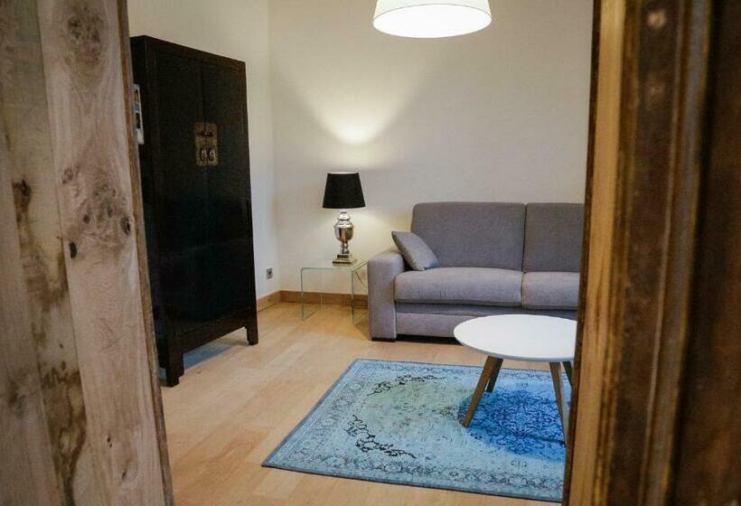 سوییت لوکس, La Pipistrelle