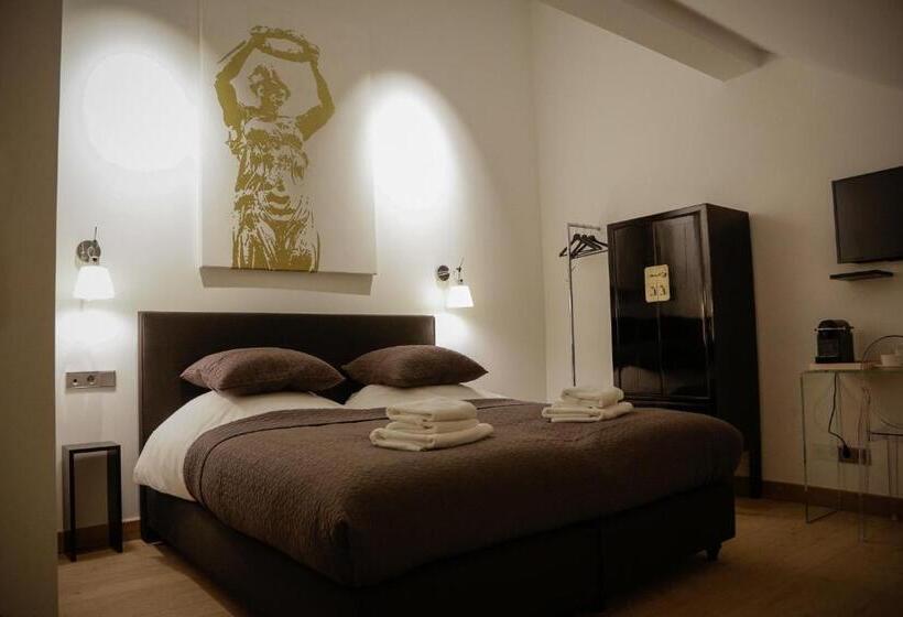 اتاق لوکس, La Pipistrelle