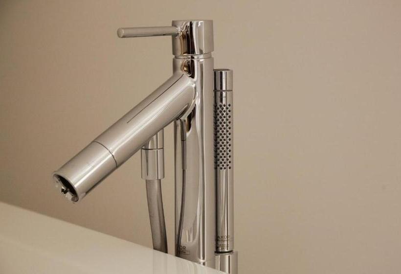 اتاق لوکس, La Pipistrelle