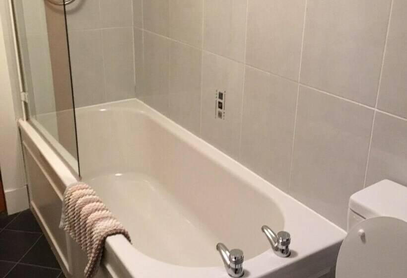 חדר סטנדרט, Macbeth Arms