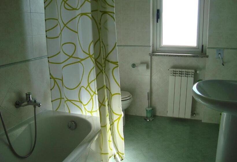 غرفة قياسية رباعية مزودة بشُرفة, B&b Esperança