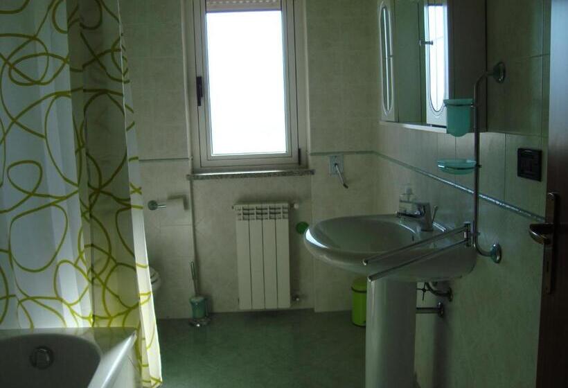 غرفة قياسية رباعية مزودة بشُرفة, B&b Esperança