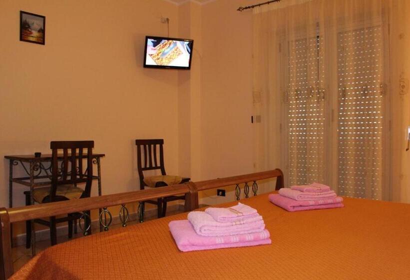 غرفة قياسية رباعية مزودة بشُرفة, B&b Esperança