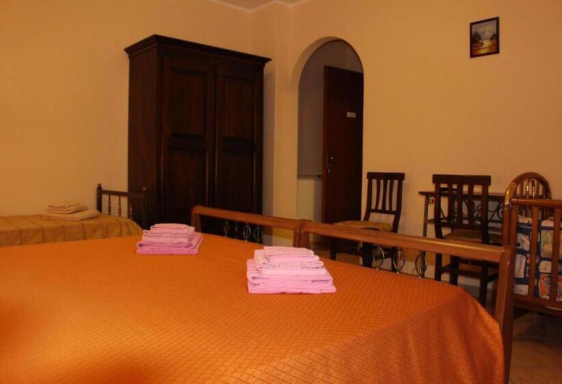 غرفة قياسية رباعية مزودة بشُرفة, B&b Esperança