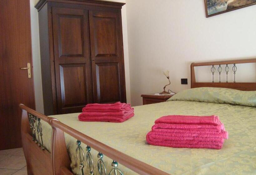غرفة قياسية رباعية مزودة بشُرفة, B&b Esperança