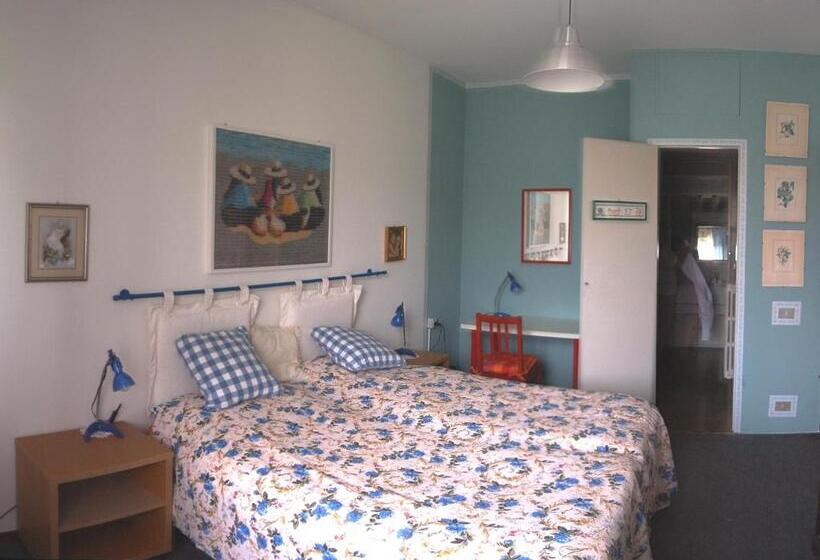 חדר סטנדרט לשלושה עם חדר אמבטיה משוף, Guesthouse La Rocca