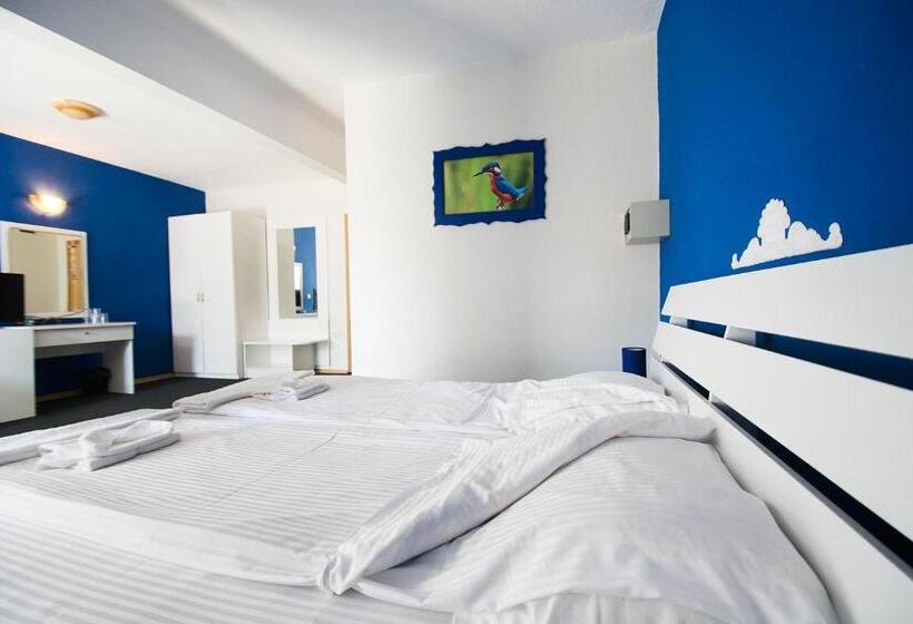 패밀리 스튜디오, Family Hotel Four Seasons Tsarevo