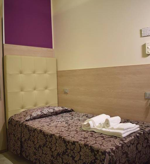 חדר סופריור לשלושה, Baffo Rosso