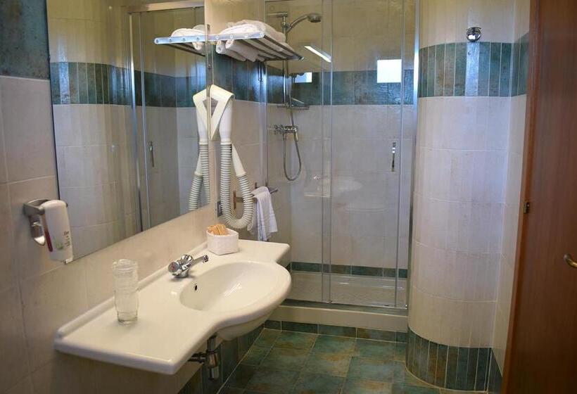 חדר סופריור לשלושה, Baffo Rosso