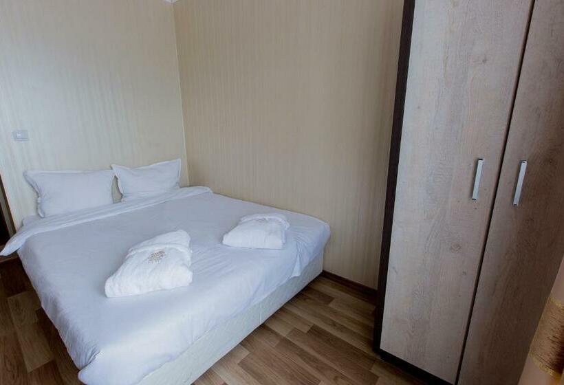 标准间带山景, Nikol