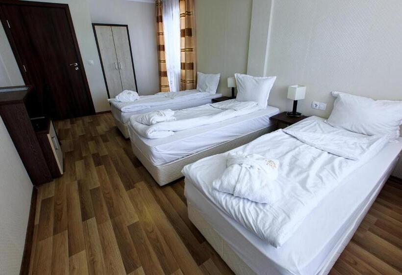 标准三人间, Nikol