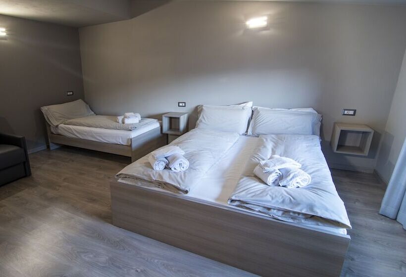 חדר משפחתי, Saligari