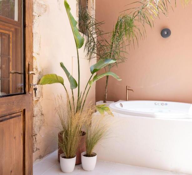 Люкс, Qualia Slowlife Suites