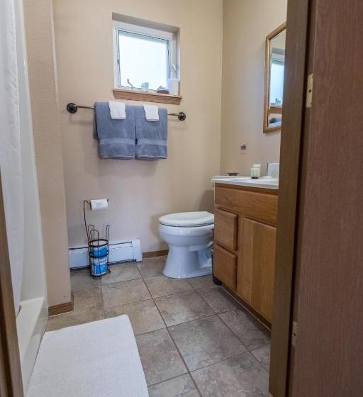 جناح عائلي, Bay Avenue Inn