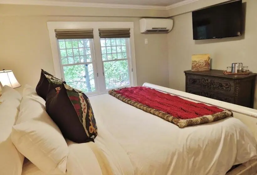 اتاق سوپریور با تخت بزرگ, Huff House Inn And Cabins