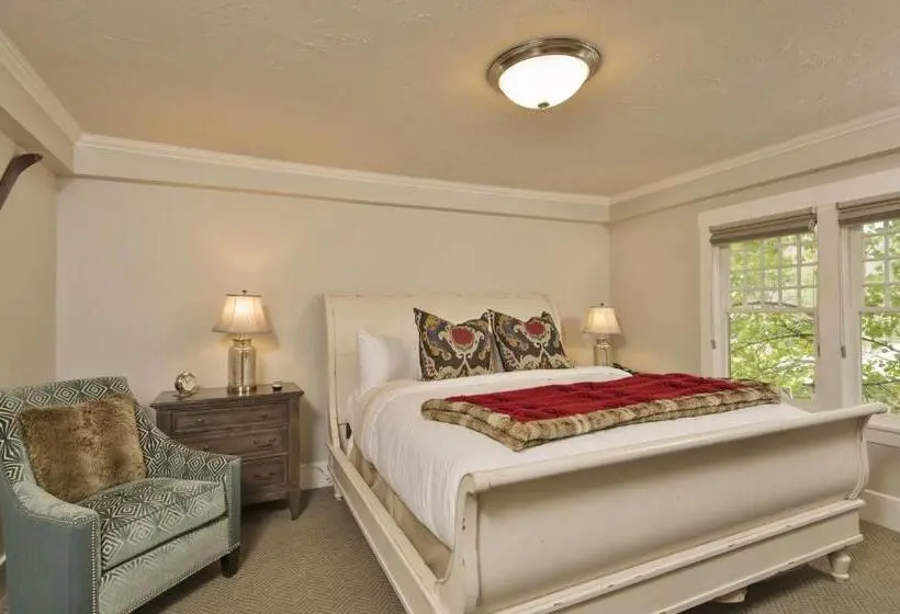 اتاق سوپریور با تخت بزرگ, Huff House Inn And Cabins