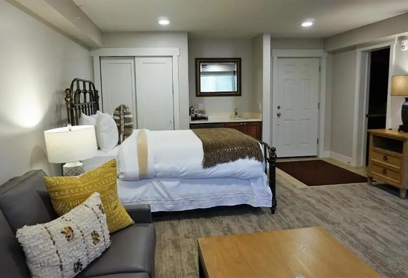 سوئیت با تخت بزرگ, Huff House Inn And Cabins