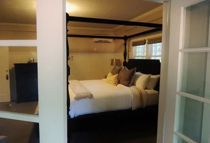 سوییت لوکس, Huff House Inn And Cabins