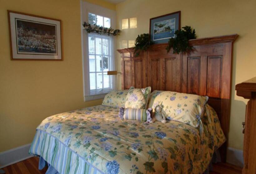 Номер Стандарт с Балконом, Lake George Boathouse Waterfront Lodging