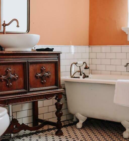 جناح ديلوكس, The Myrtles