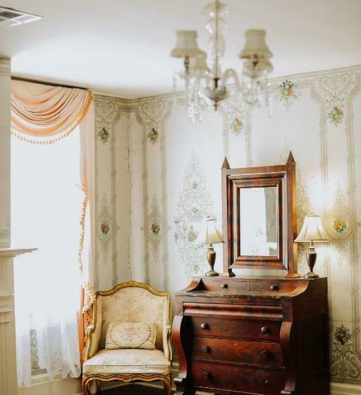 جناح ديلوكس, The Myrtles