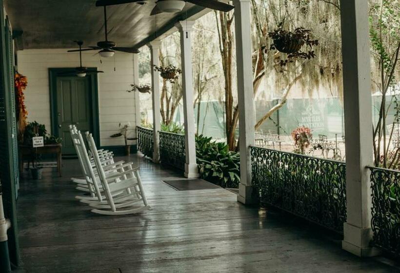 جناح ديلوكس, The Myrtles