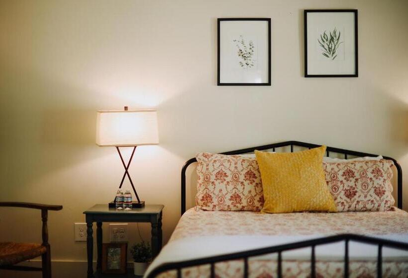 جناح غرفتين نوم, The Myrtles