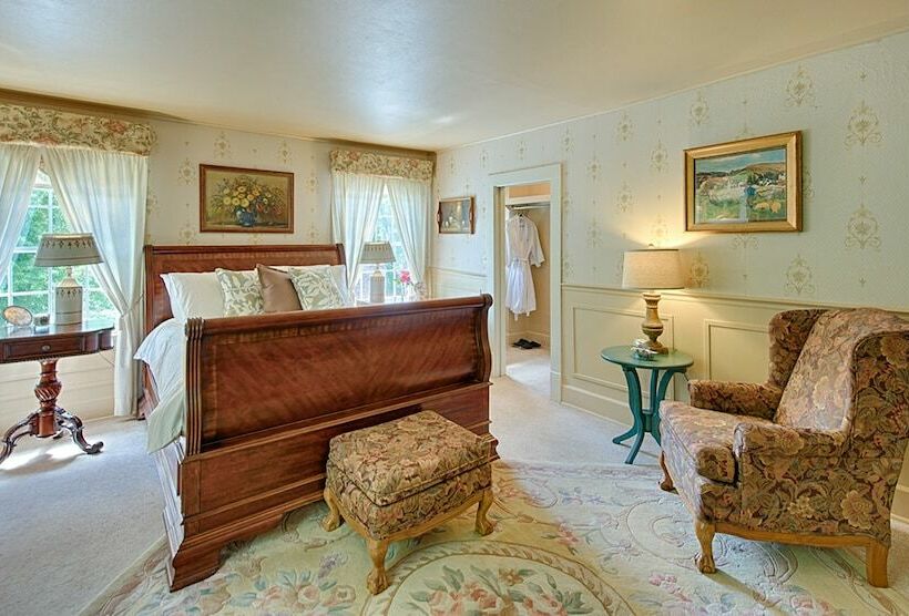 Номер Стандарт, Warm Springs Inn & Winery
