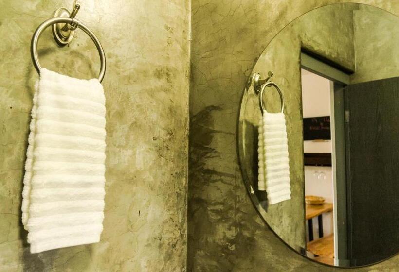 إستوديو قياسى, Cerritos Beach Hotel Desert Moon