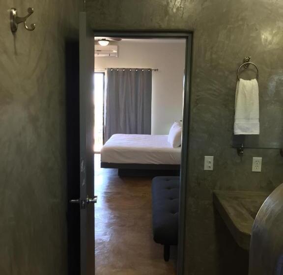 إستوديو قياسى, Cerritos Beach Hotel Desert Moon