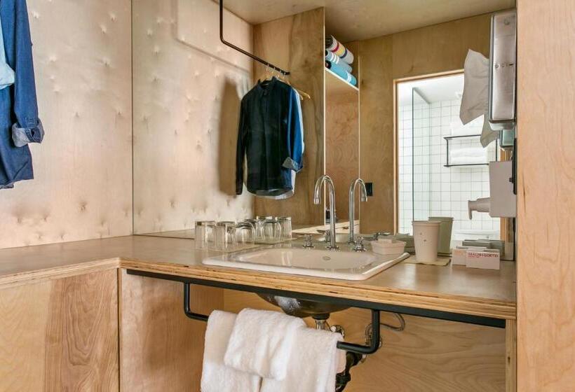 מיטת קינג בסוויטה, The Coachman