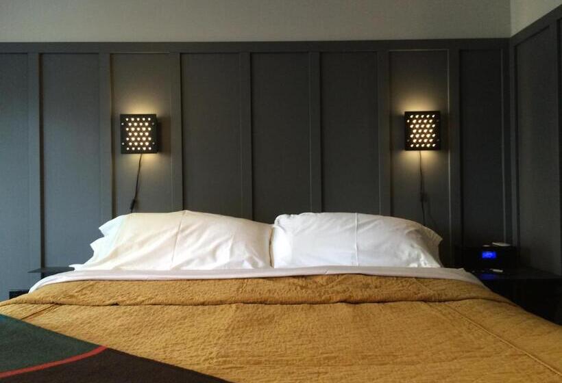 מיטת קינג בסוויטה, The Coachman