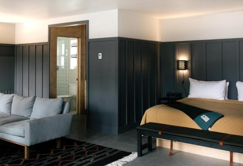 מיטת קינג בסוויטה, The Coachman