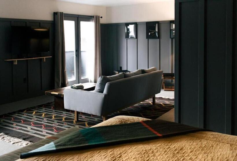 מיטת קינג בסוויטה, The Coachman