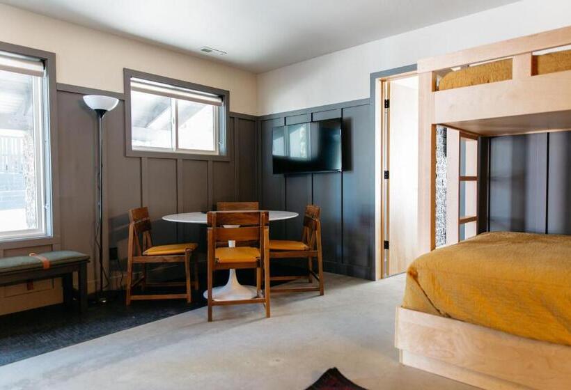 סוויטת 3 חדרי שינה, The Coachman