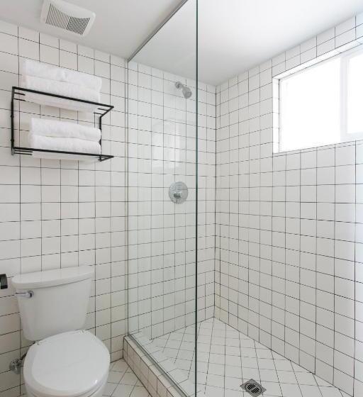 סוויטת 3 חדרי שינה, The Coachman