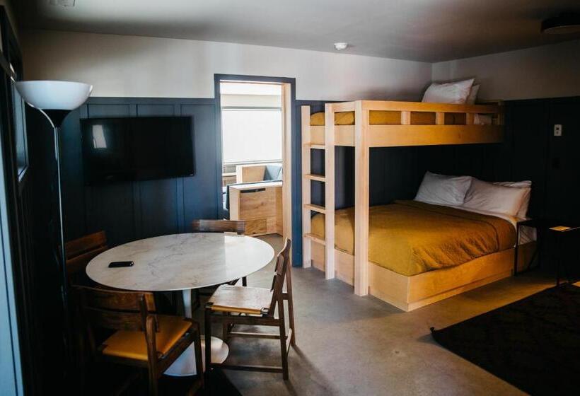 סוויטת 3 חדרי שינה, The Coachman