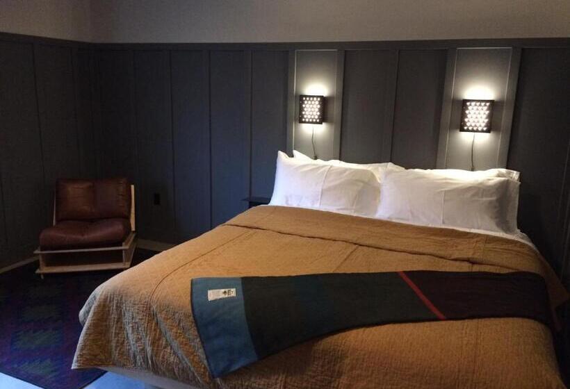 סוויטת 3 חדרי שינה, The Coachman