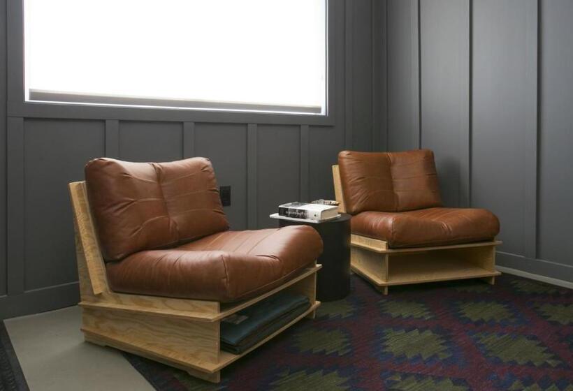 חדר סטנדרט, The Coachman