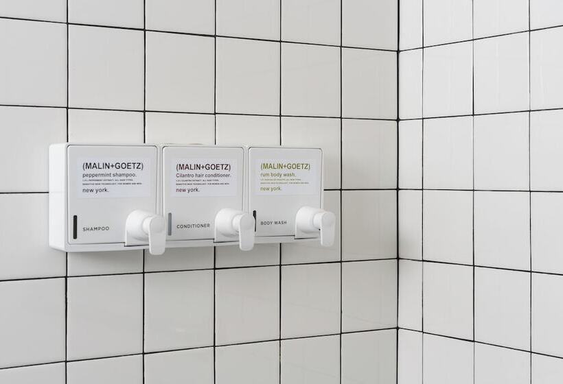 סוויטת 3 חדרי שינה, The Coachman