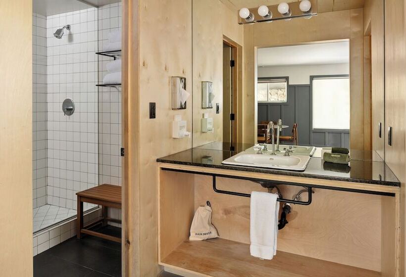 סוויטת 3 חדרי שינה, The Coachman